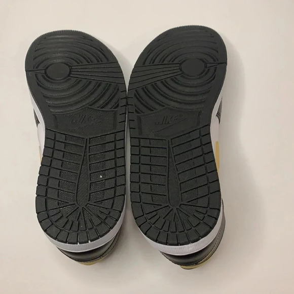 Air Jordan 1 Mid Sneakers White, Pollen, and Black 4Y Women’s 5.5 554724-177 NWT - Picture 7 of 8